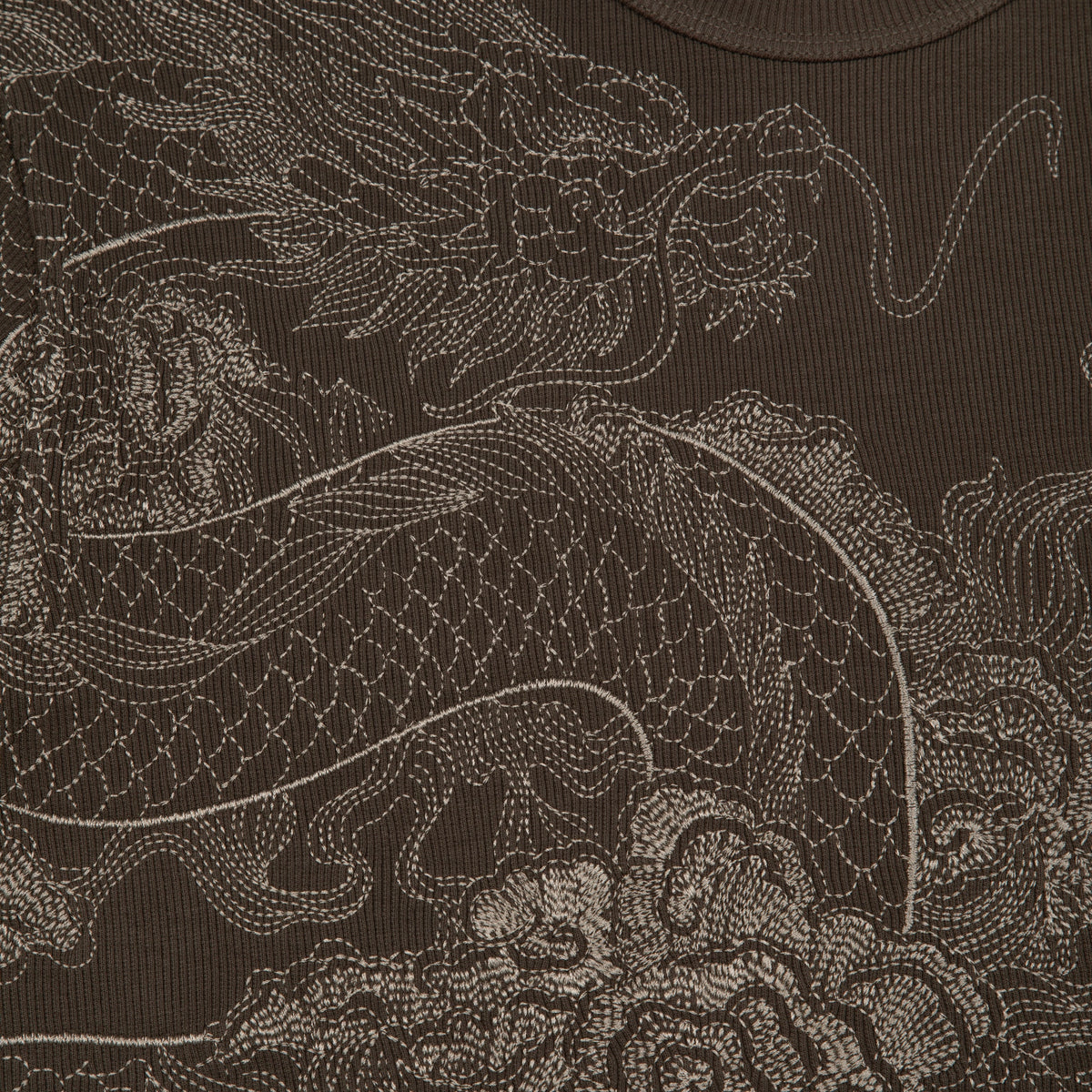 Derschutze Yakuza Ribbed T-Shirt in Anthracite - close-up of the embroidered dragon